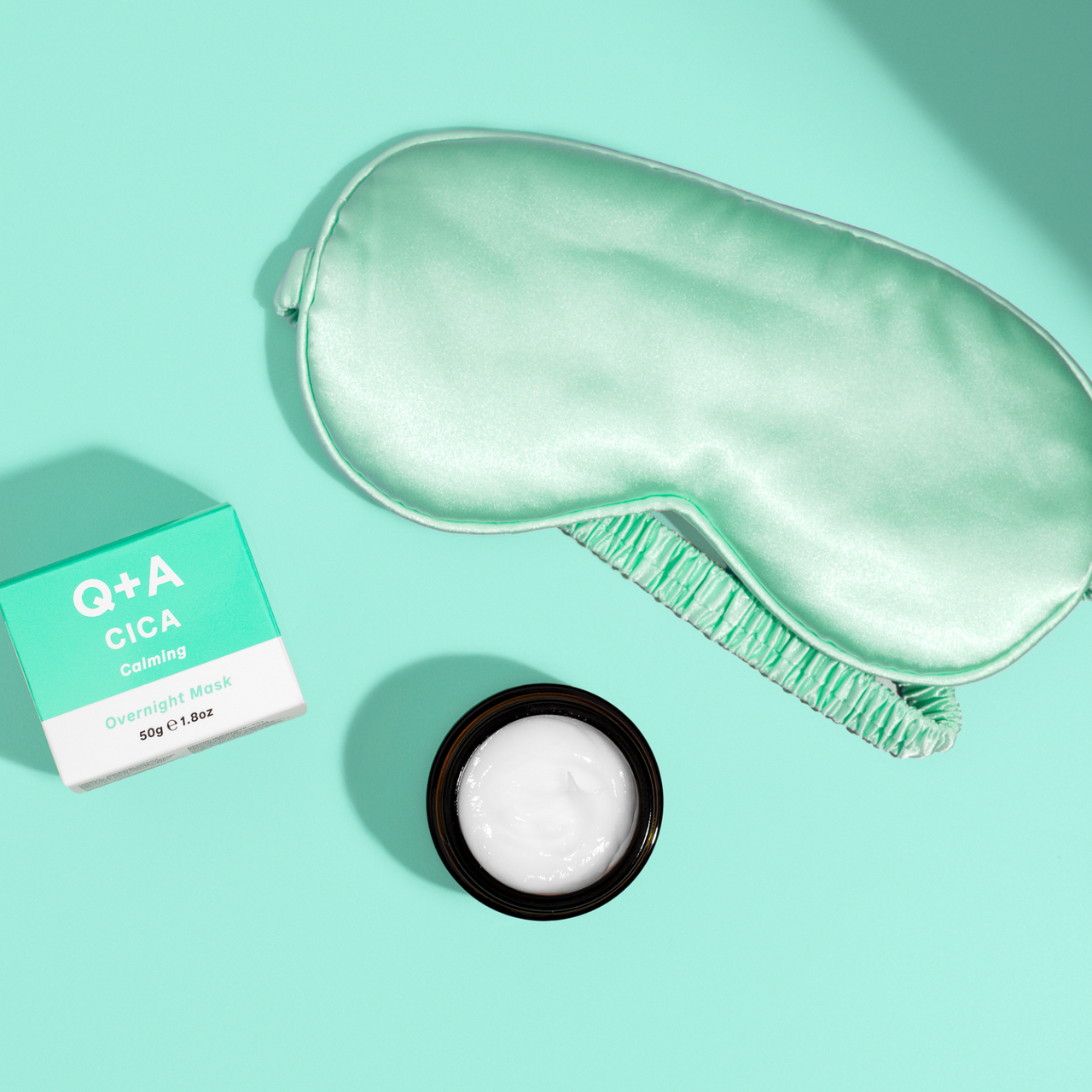 Καταπραϋντική μάσκα νυκτός Q+A Cica Overnight Mask 50g, το γυάλινο βαζάκι και η χάρτινη συσκευασία της.
