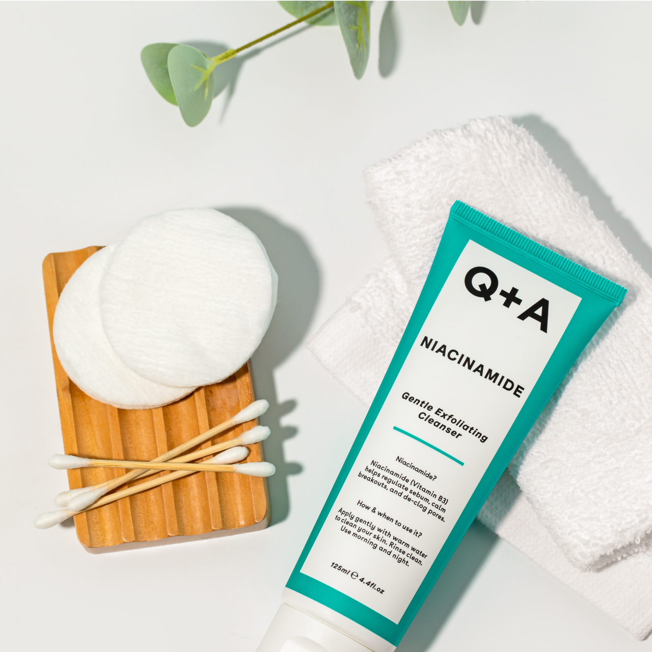 Q+A Niacinamide Cleanser για καθαρή και λαμπερή επιδερμίδα.